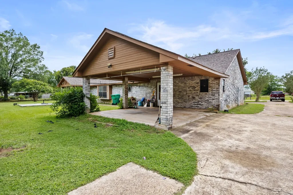 404 Joyner Avenue Omaha TX 75571