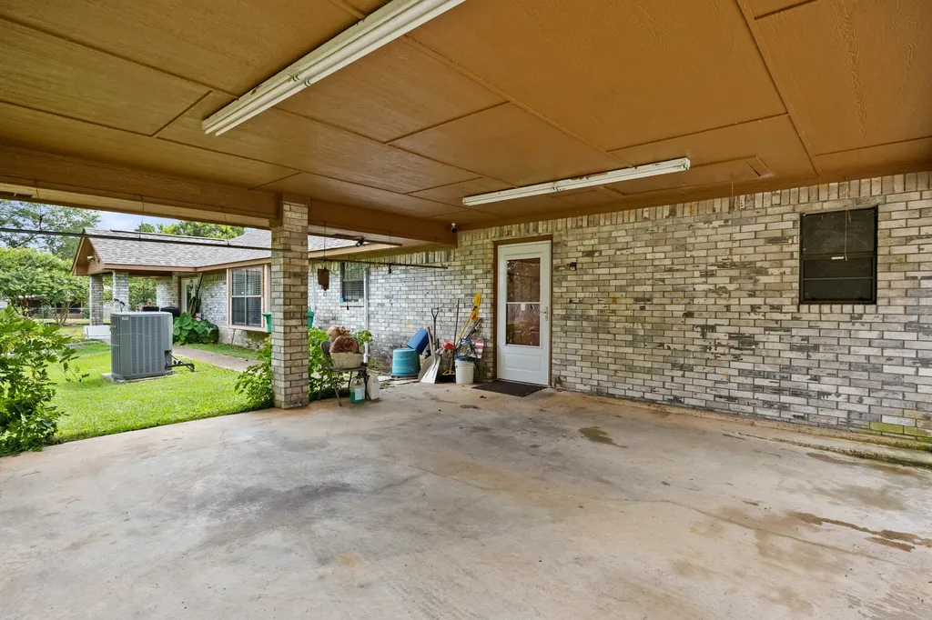 404 Joyner Avenue Omaha TX 75571
