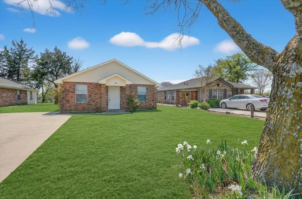 509 W Cedar Street Gunter TX 75058