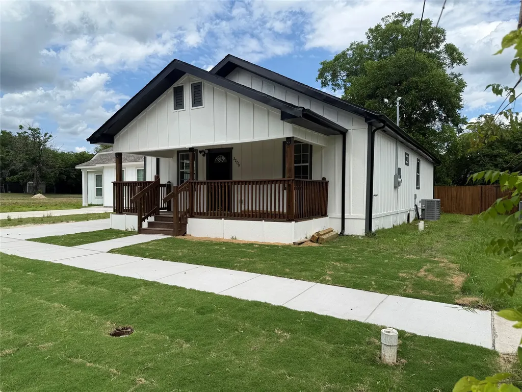 2209 Wellington Street Greenville TX 75401