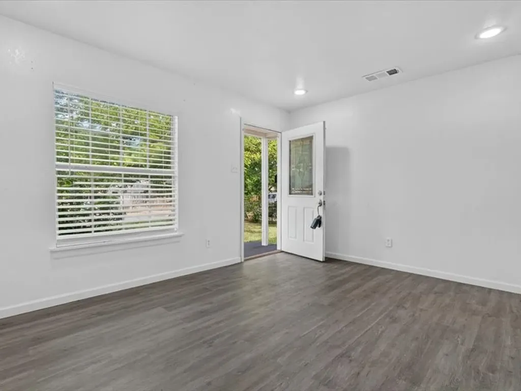 6633 Emhouse Street Dallas TX 75232