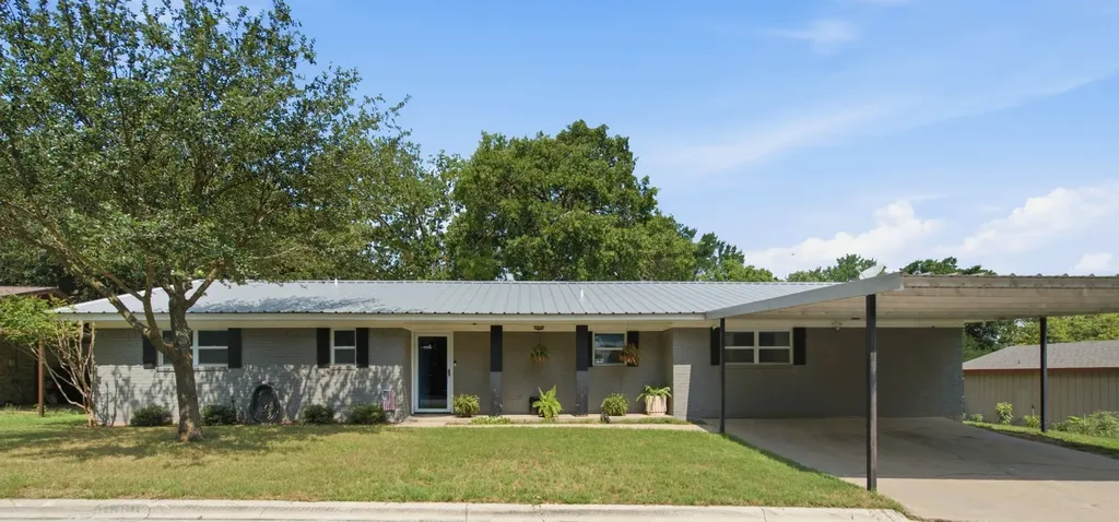 616 S Bowie Street De Leon TX 76444
