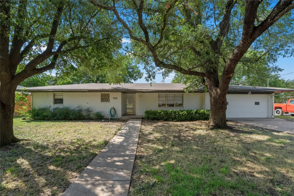 733 W 5th Street Mcgregor TX 76657