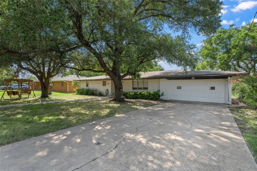 733 W 5th Street Mcgregor TX 76657