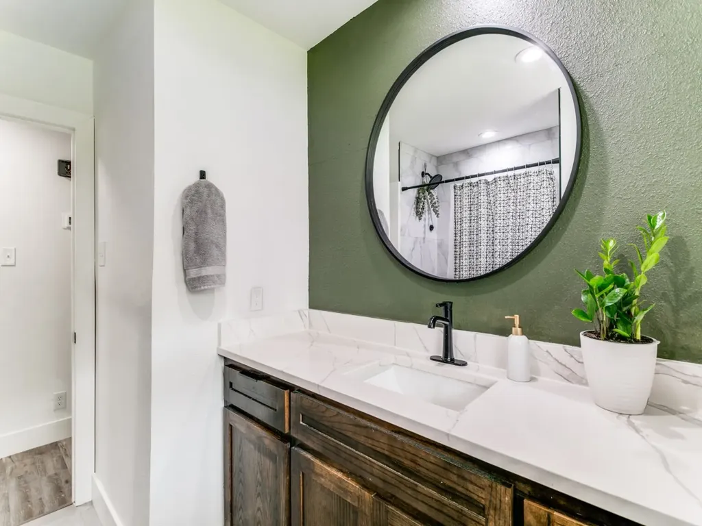 708 Oakwood Drive Euless TX 76040