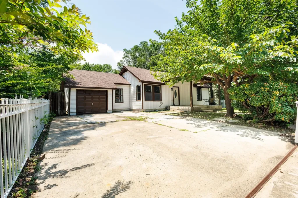 305 Hensley Drive Grand Prairie TX 75050