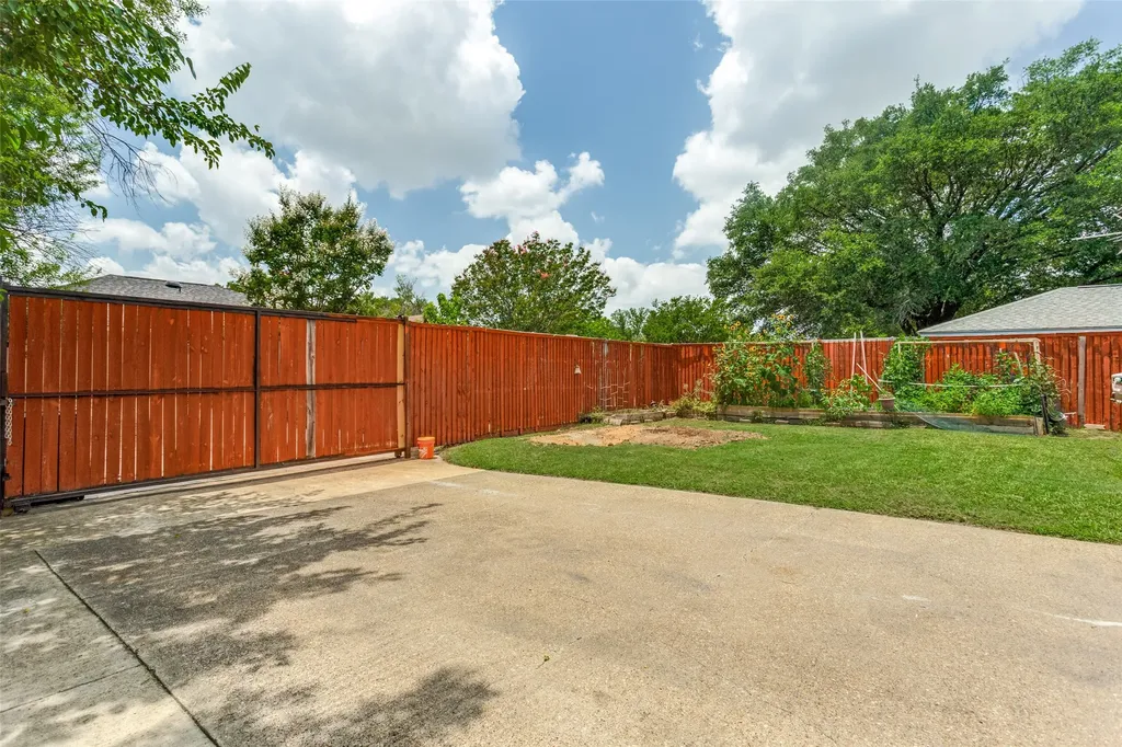 106 E Apollo Road Garland TX 75040