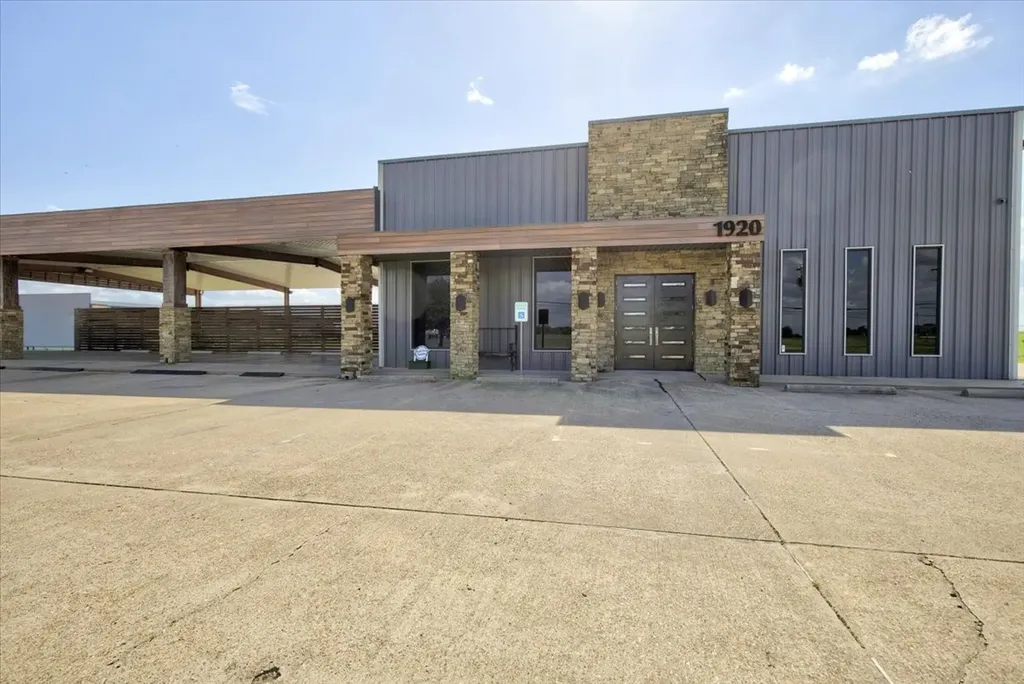 1920 S 3rd Street Mabank TX 75147