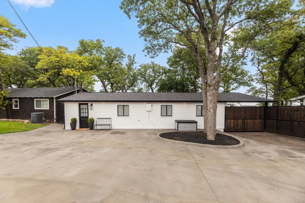 304 W Lake Drive Weatherford TX 76087