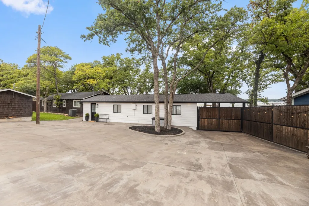 304 W Lake Drive Weatherford TX 76087