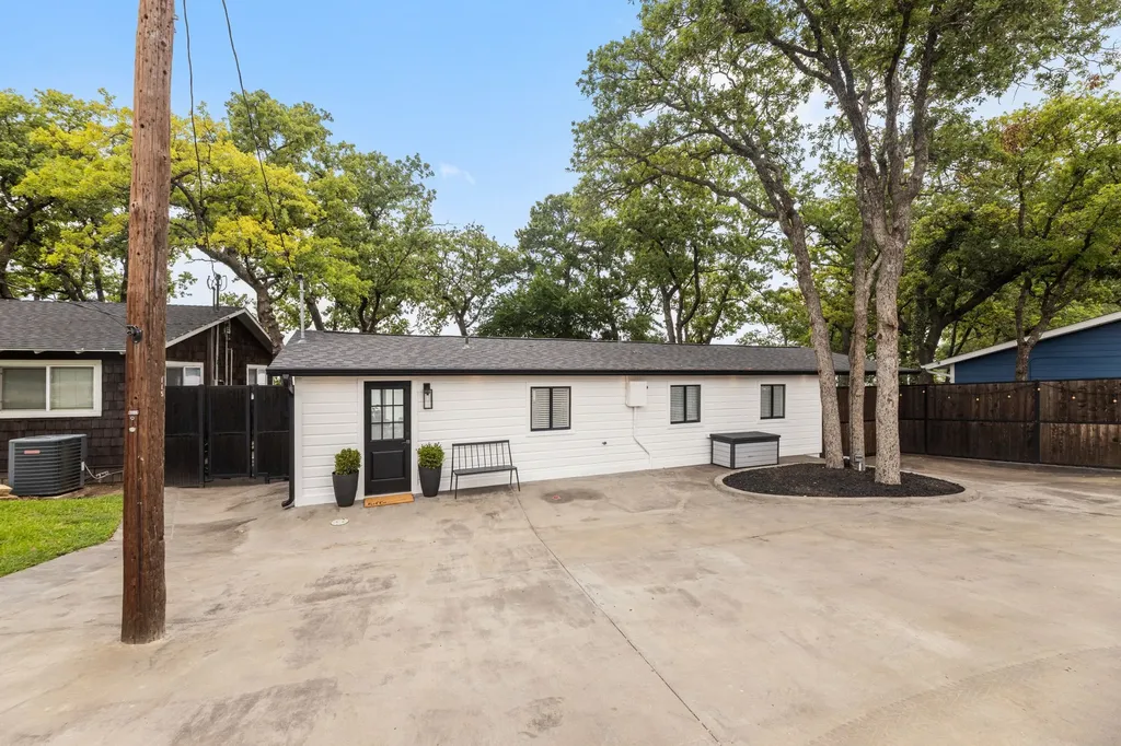 304 W Lake Drive Weatherford TX 76087