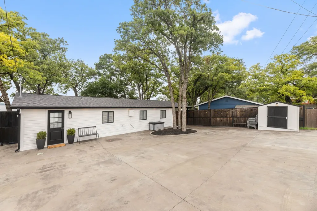 304 W Lake Drive Weatherford TX 76087