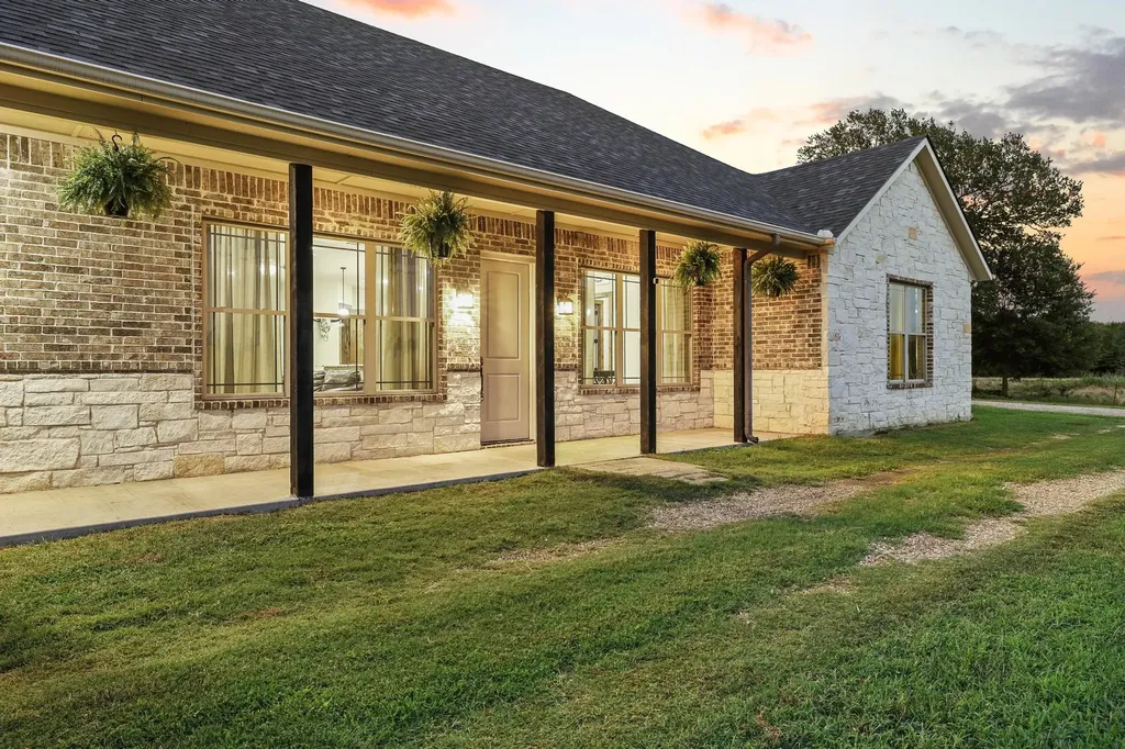 7106 County Road 4729 Commerce TX 75428
