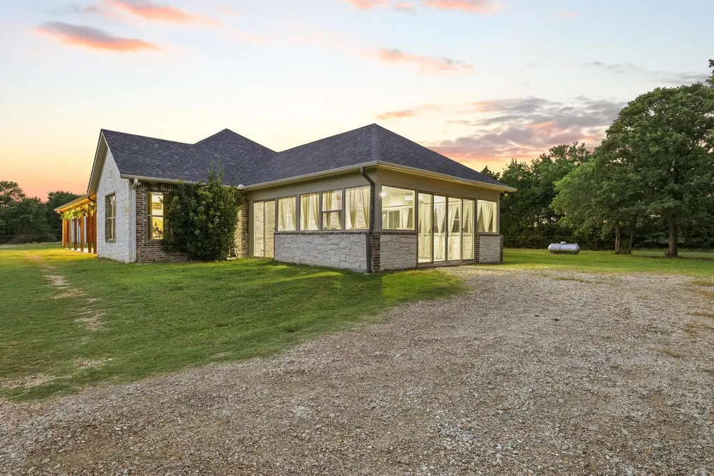 7106 County Road 4729 Commerce TX 75428