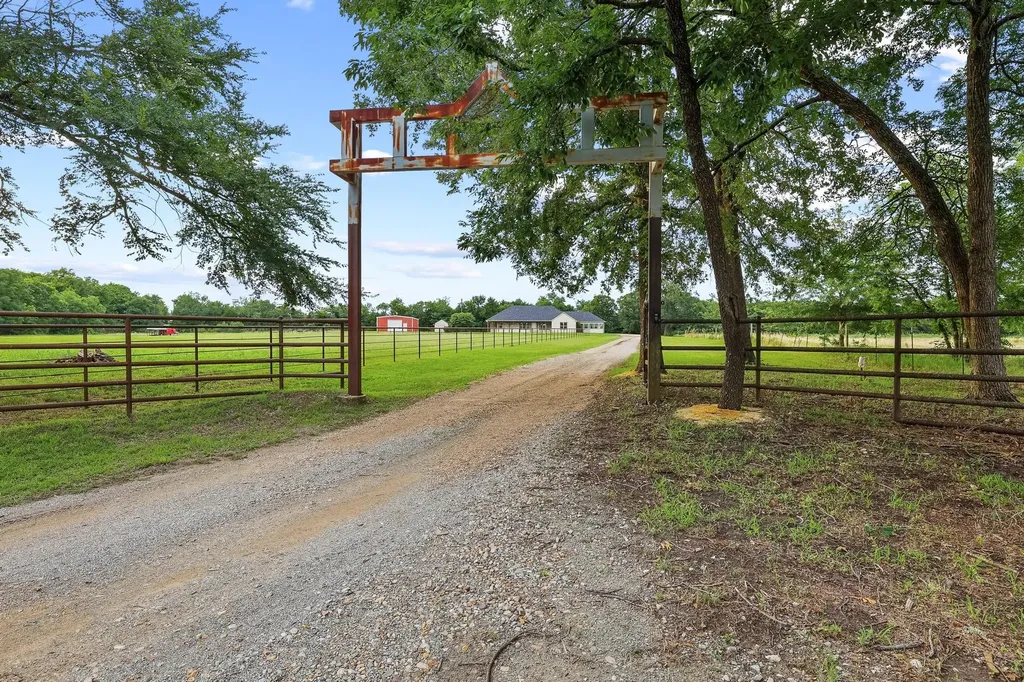 7106 County Road 4729 Commerce TX 75428