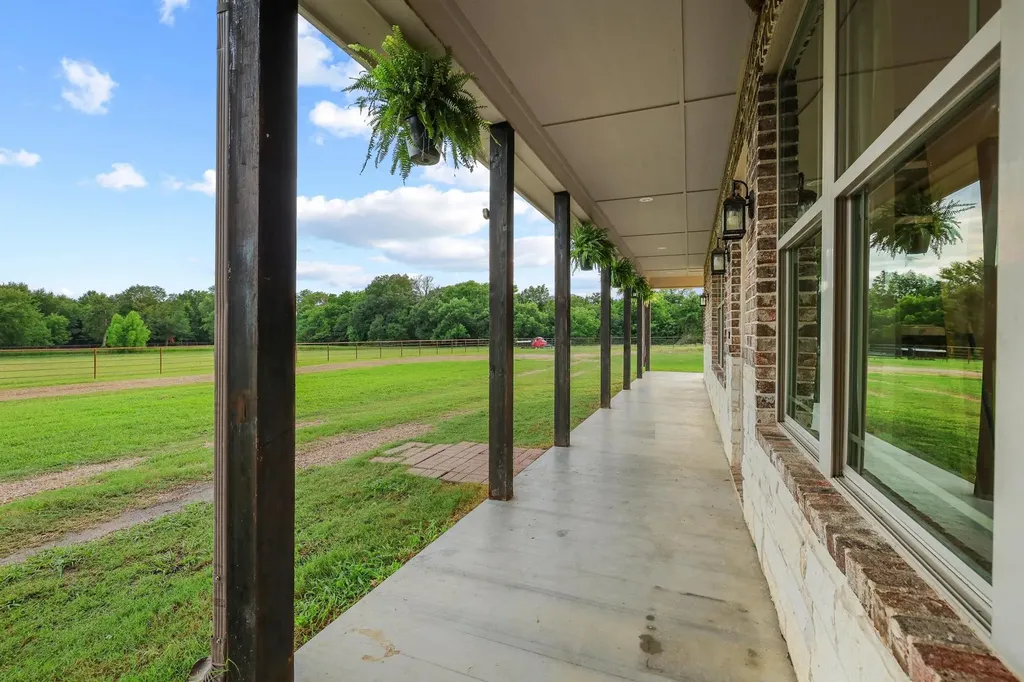 7106 County Road 4729 Commerce TX 75428