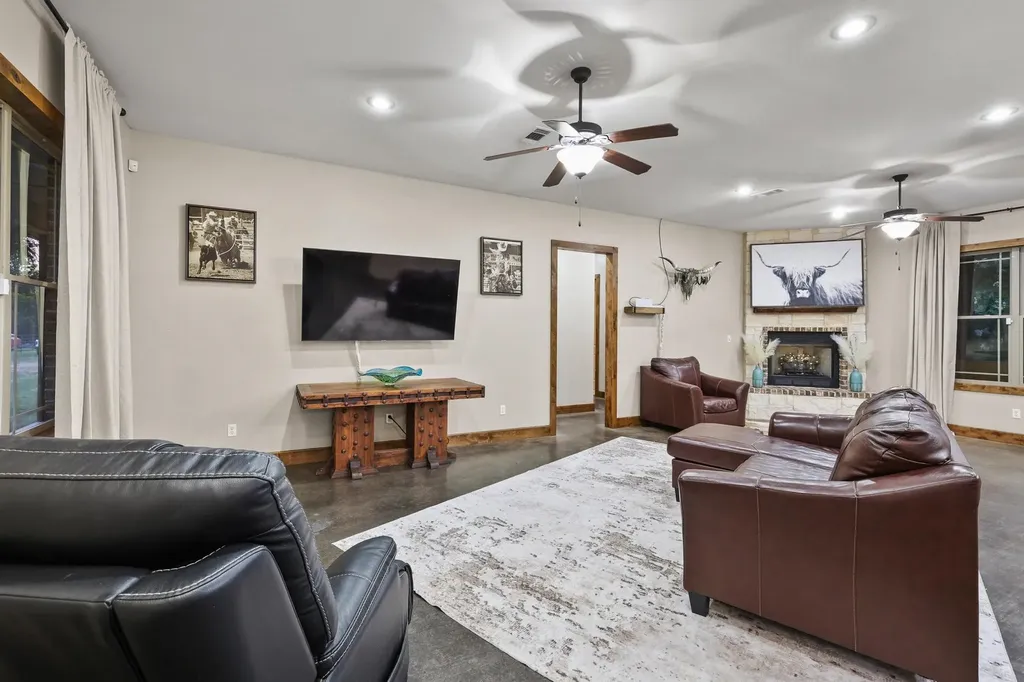 7106 County Road 4729 Commerce TX 75428