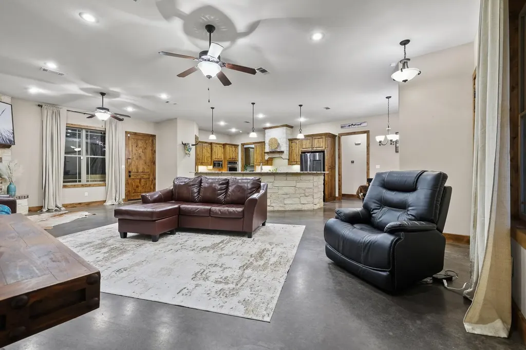 7106 County Road 4729 Commerce TX 75428