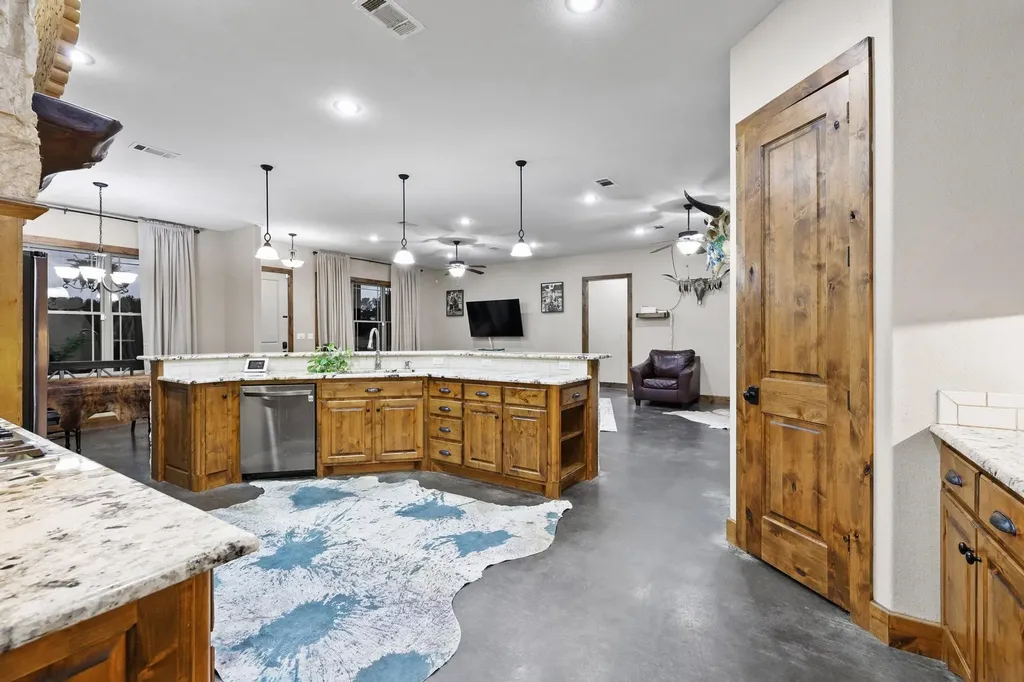 7106 County Road 4729 Commerce TX 75428