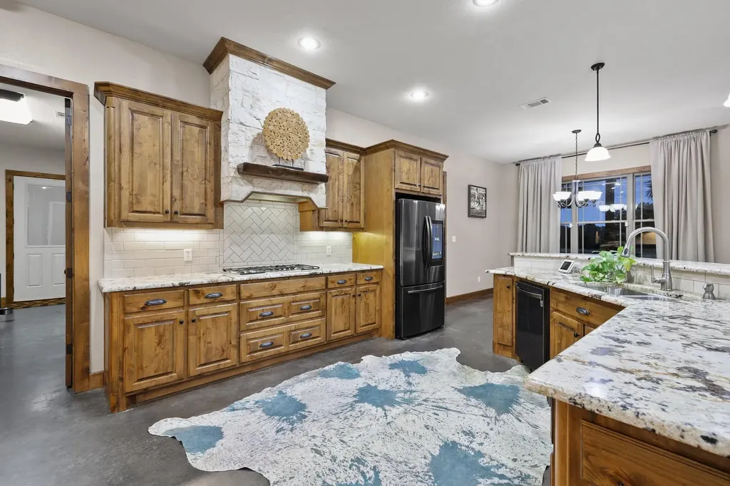 7106 County Road 4729 Commerce TX 75428