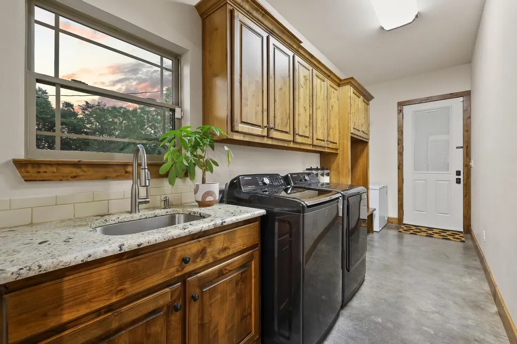 7106 County Road 4729 Commerce TX 75428
