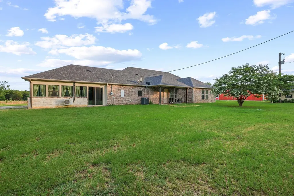 7106 County Road 4729 Commerce TX 75428