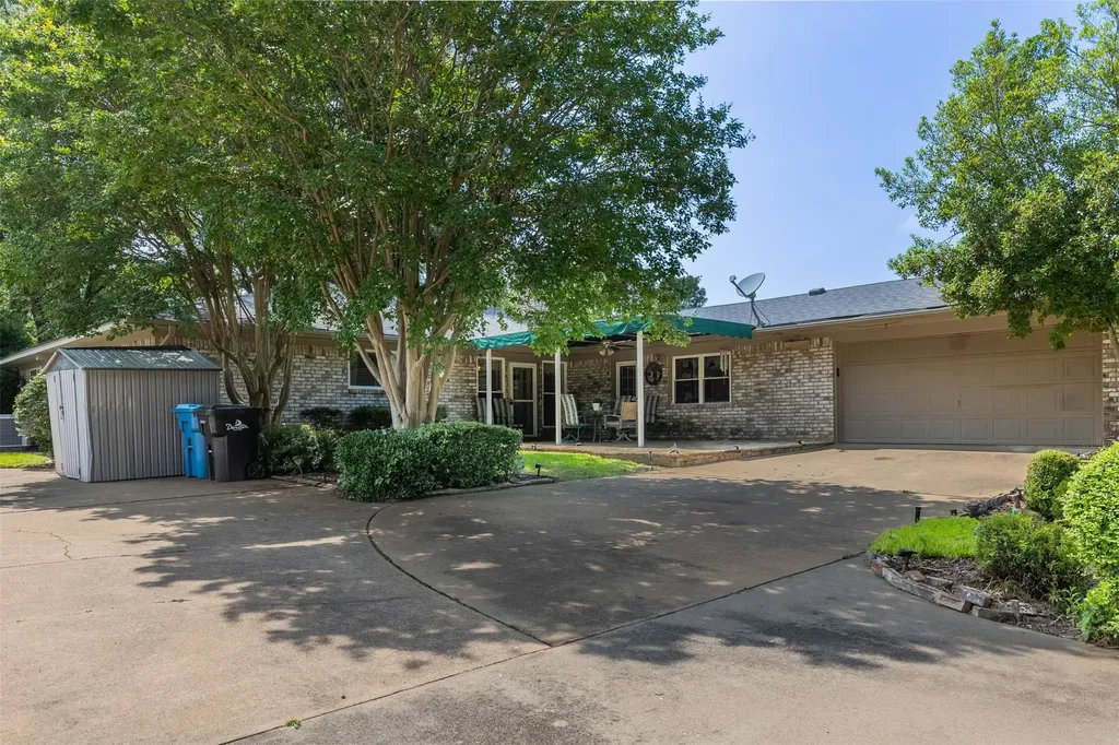 804 Holland Drive Denison TX 75020
