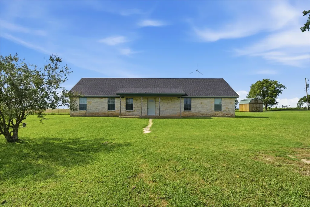 1727 Lcr 124 Mount Calm TX 76673