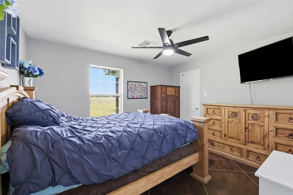 1727 Lcr 124 Mount Calm TX 76673