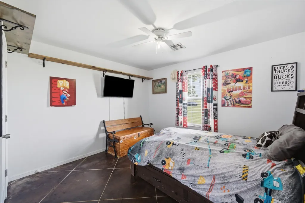1727 Lcr 124 Mount Calm TX 76673