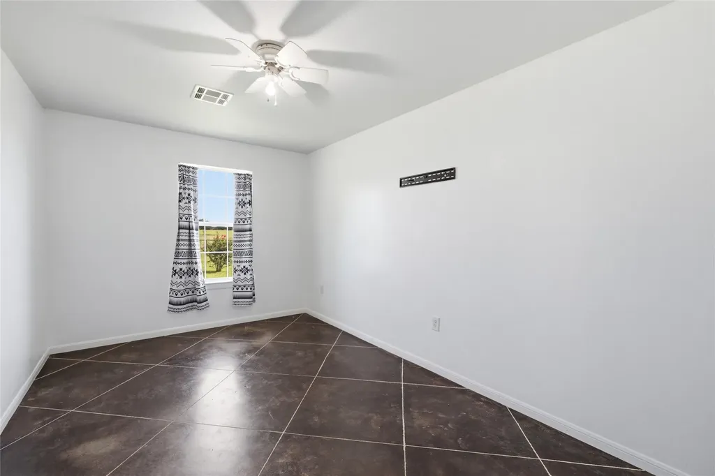 1727 Lcr 124 Mount Calm TX 76673