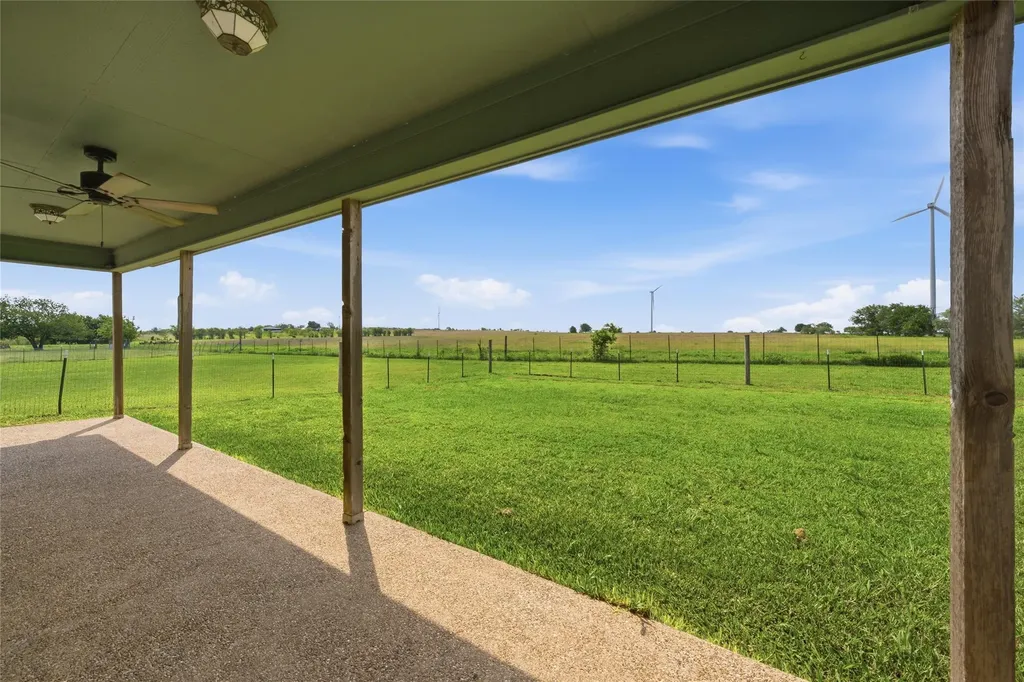 1727 Lcr 124 Mount Calm TX 76673