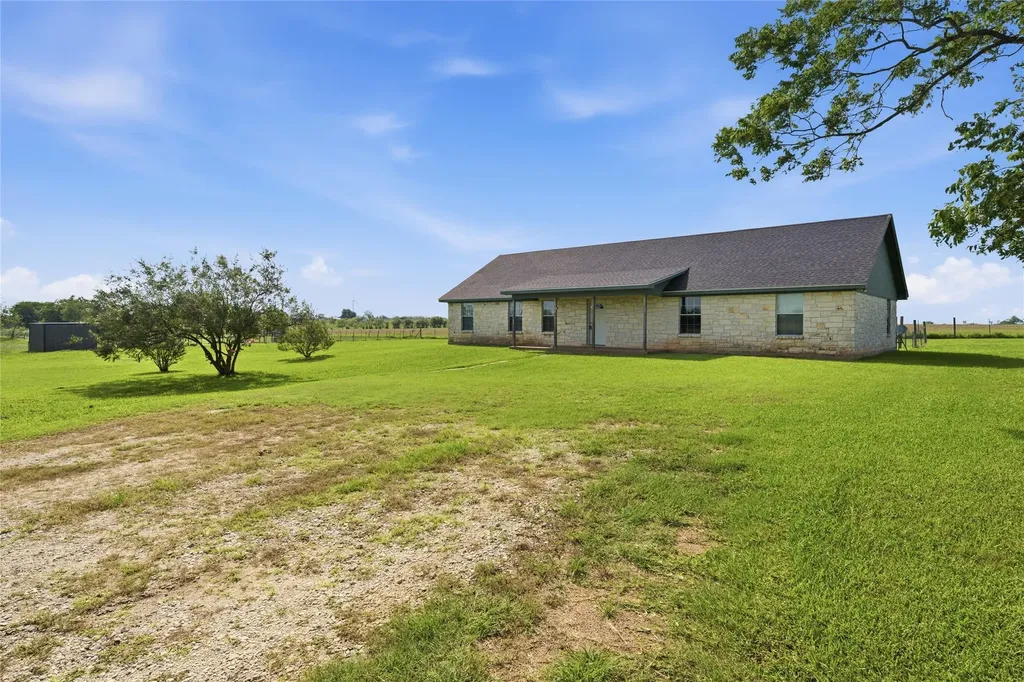 1727 Lcr 124 Mount Calm TX 76673