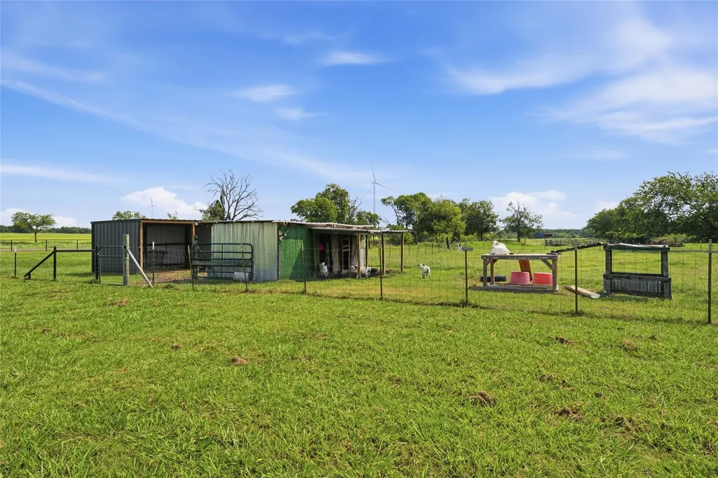 1727 Lcr 124 Mount Calm TX 76673