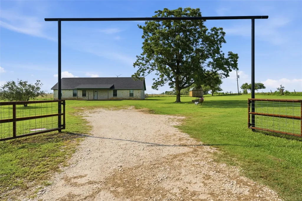 1727 Lcr 124 Mount Calm TX 76673