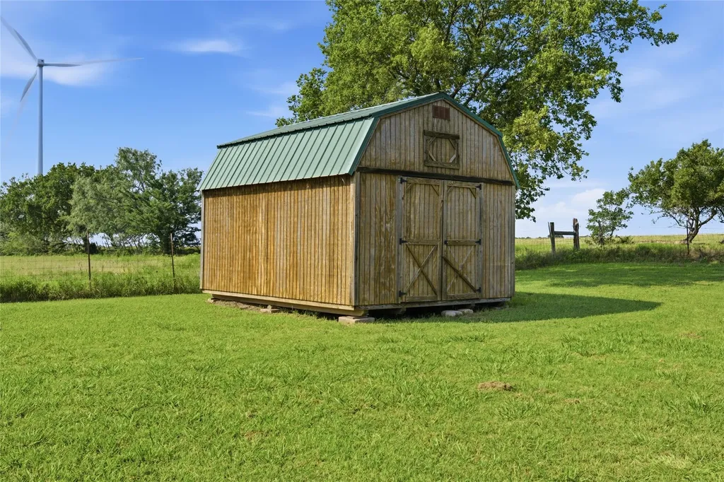 1727 Lcr 124 Mount Calm TX 76673