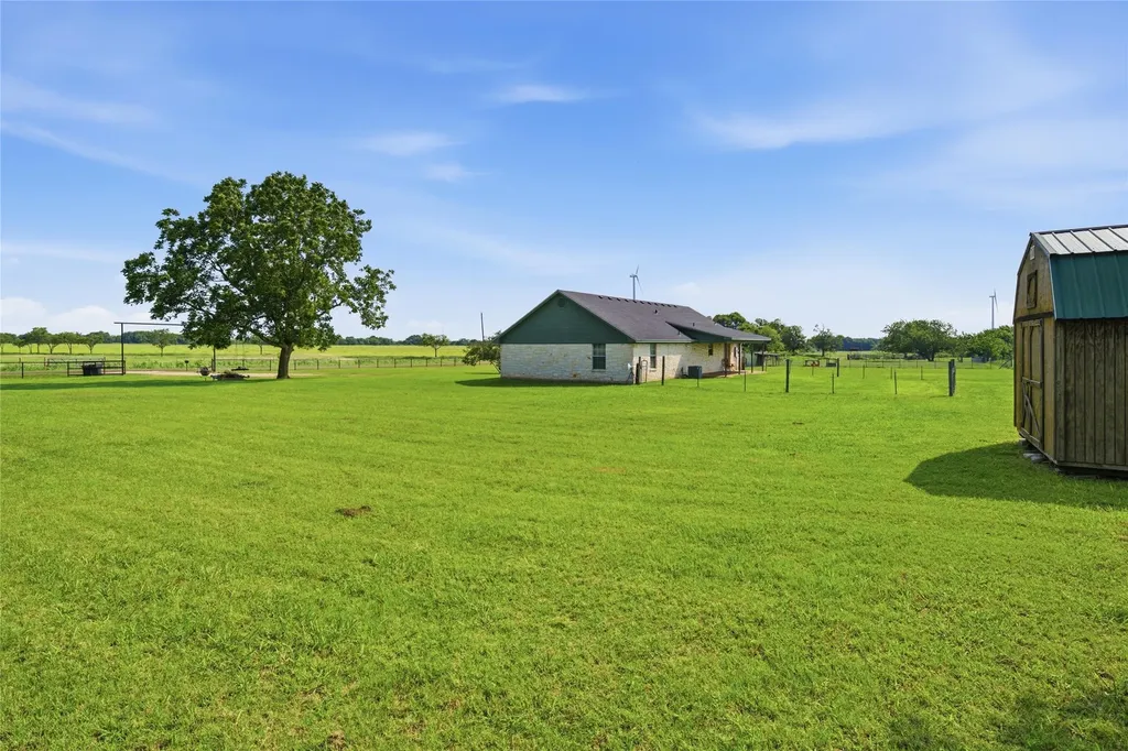 1727 Lcr 124 Mount Calm TX 76673