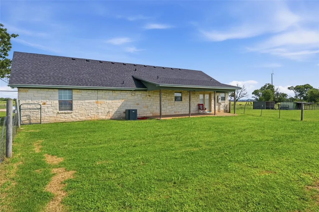 1727 Lcr 124 Mount Calm TX 76673