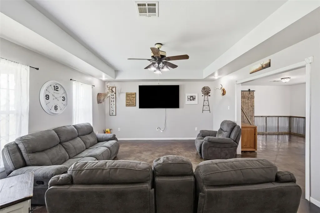 1727 Lcr 124 Mount Calm TX 76673