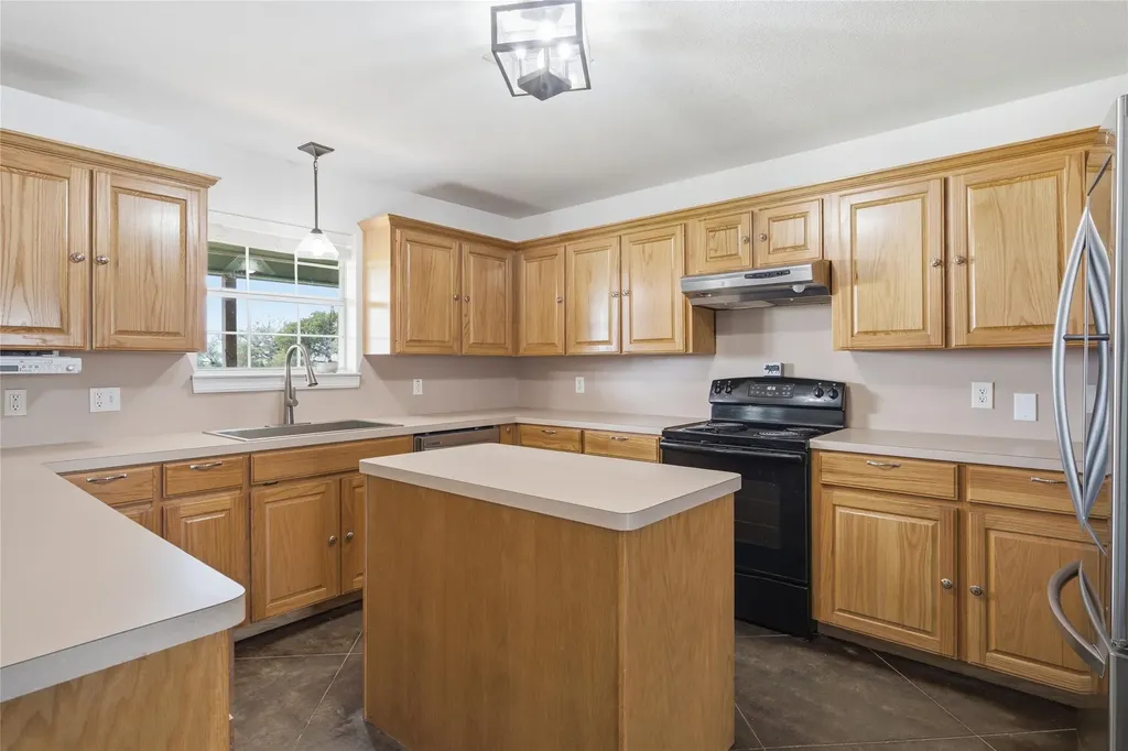 1727 Lcr 124 Mount Calm TX 76673