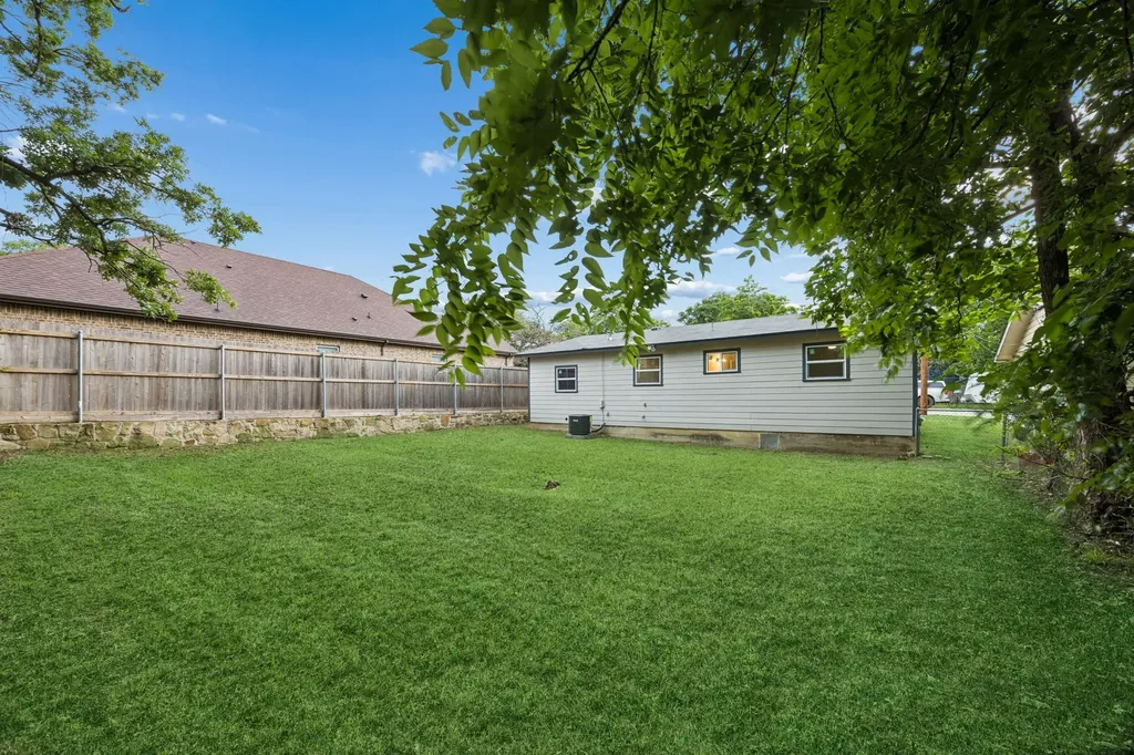 7705 Navajo Trail Lake Worth TX 76135