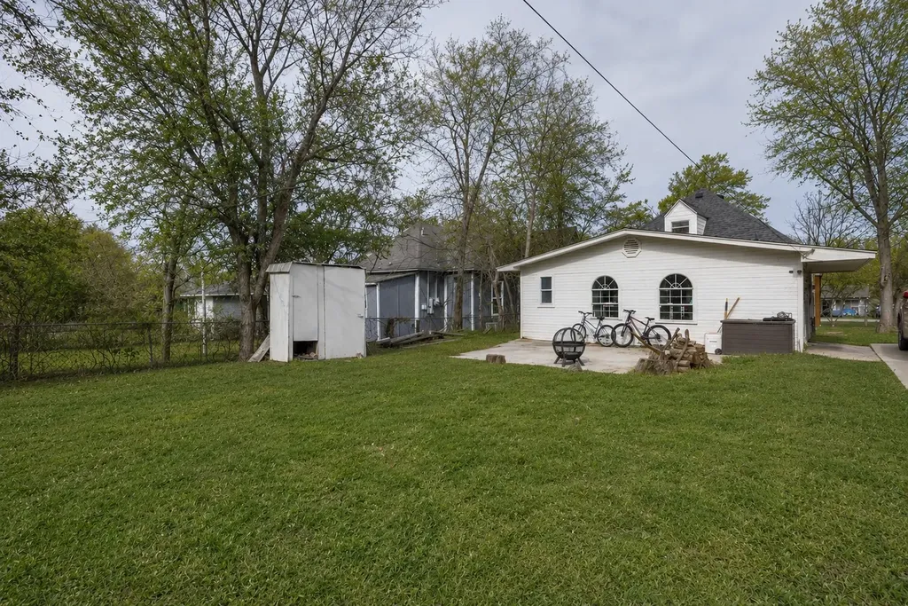 1322 Sears Street W Denison TX 75020