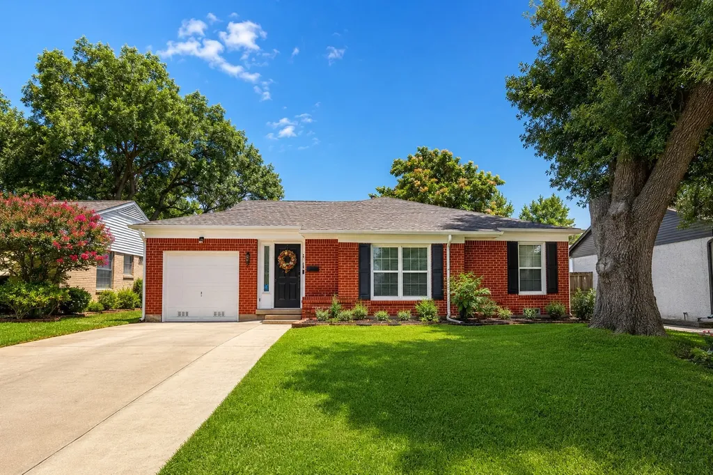 1818 N Plymouth Drive N Irving TX 75061