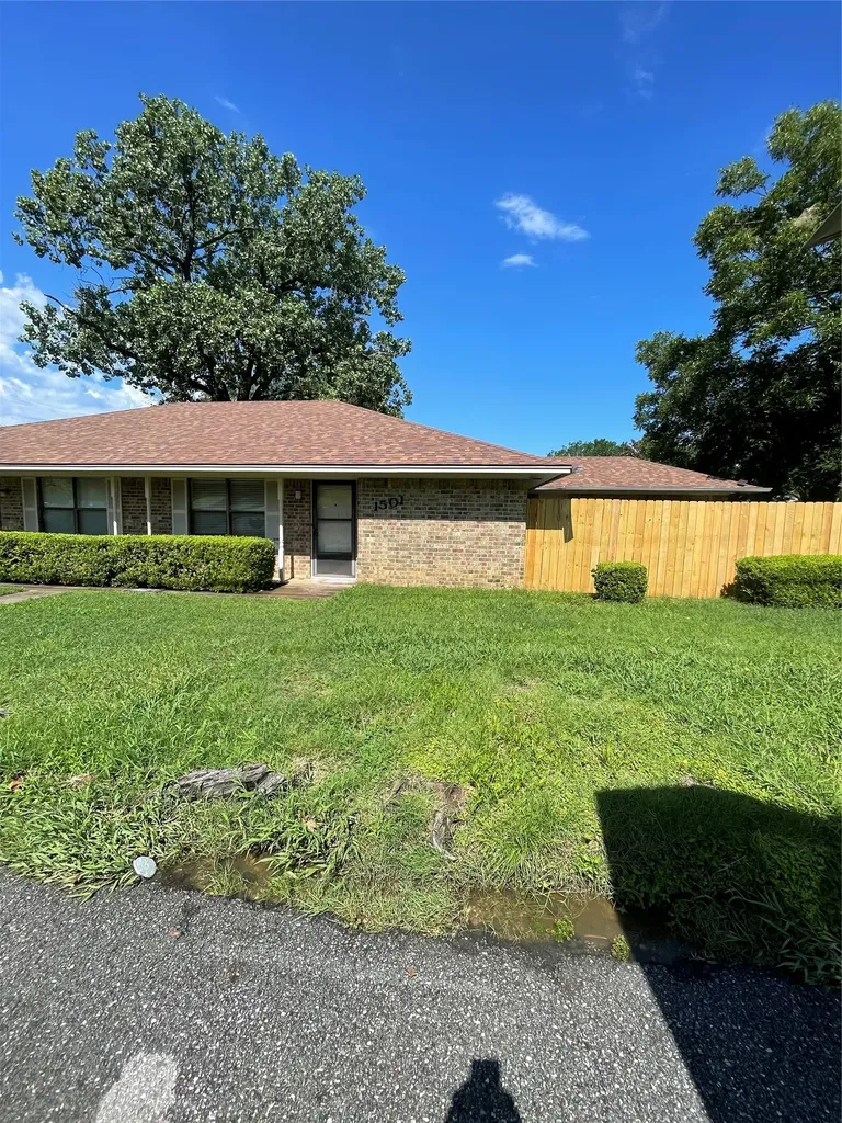 1501 W Houston Denison TX 75021