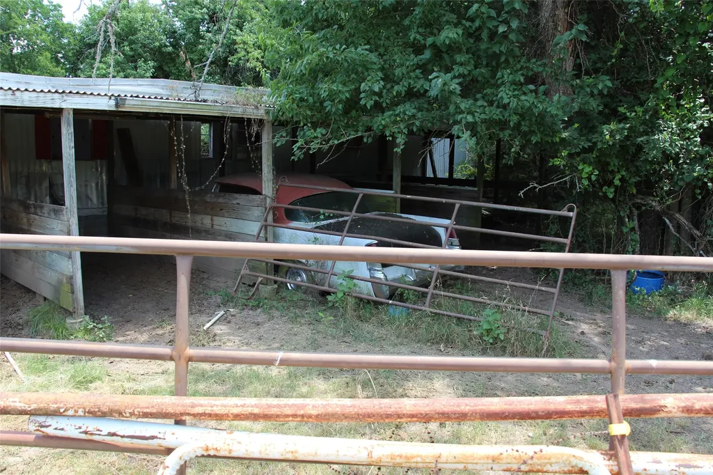 1199 County Road 1245 Savoy TX 75479