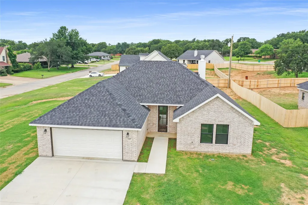 1607 W College Jacksboro TX 76458