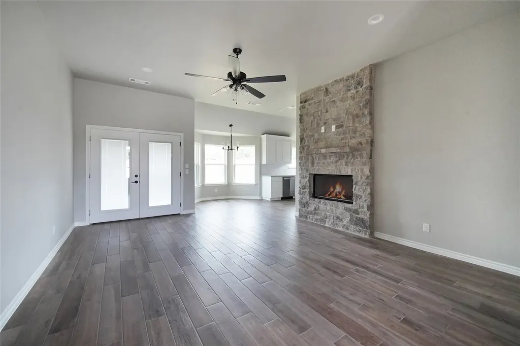 1607 W College Jacksboro TX 76458