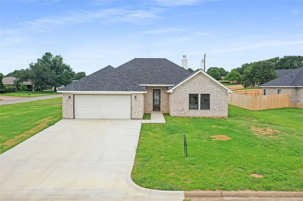 1607 W College Jacksboro TX 76458