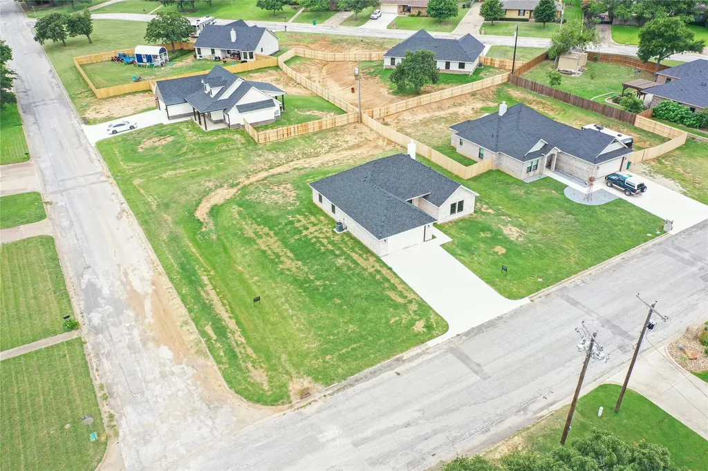 1607 W College Jacksboro TX 76458