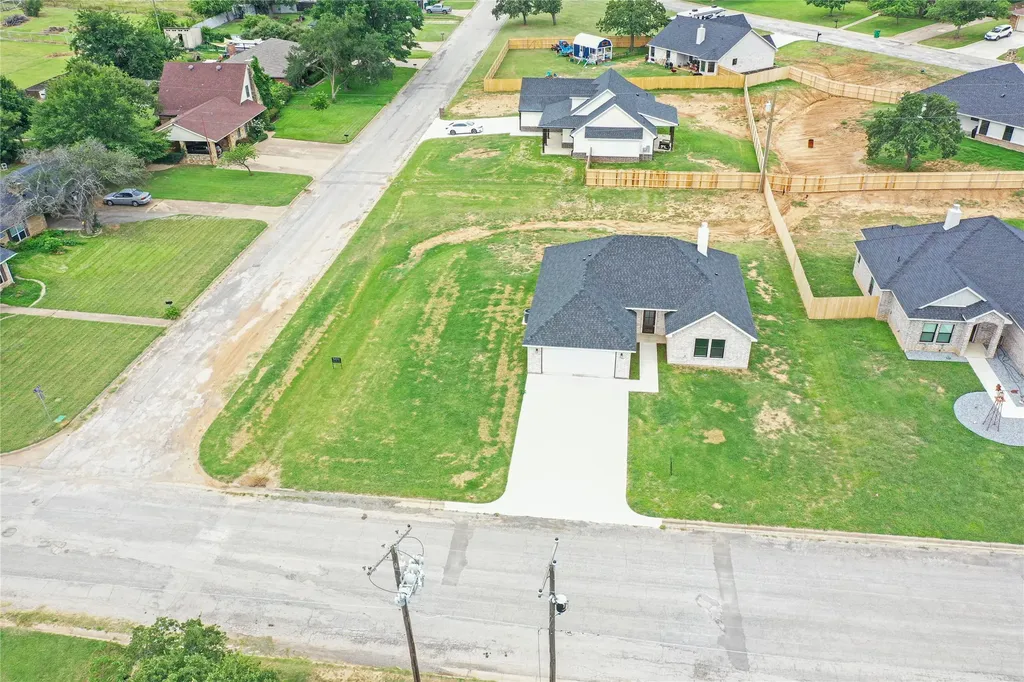 1607 W College Jacksboro TX 76458